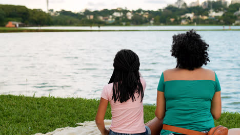 Mujer-Y-Niña-Haciendo-Un-Picnic-En-El-Parque